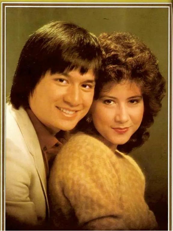 1983年，甄妮丈夫傅声因车祸身亡，看到她恢复单身后，很多富豪争着要追求她，只要