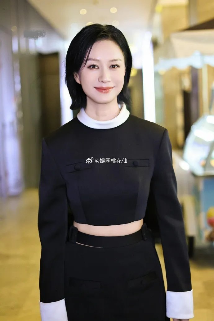 倪虹洁现身金鹏之夜盛典，她这次穿了一身黑色的套装，看起来年轻又高雅。她搭配的衣服