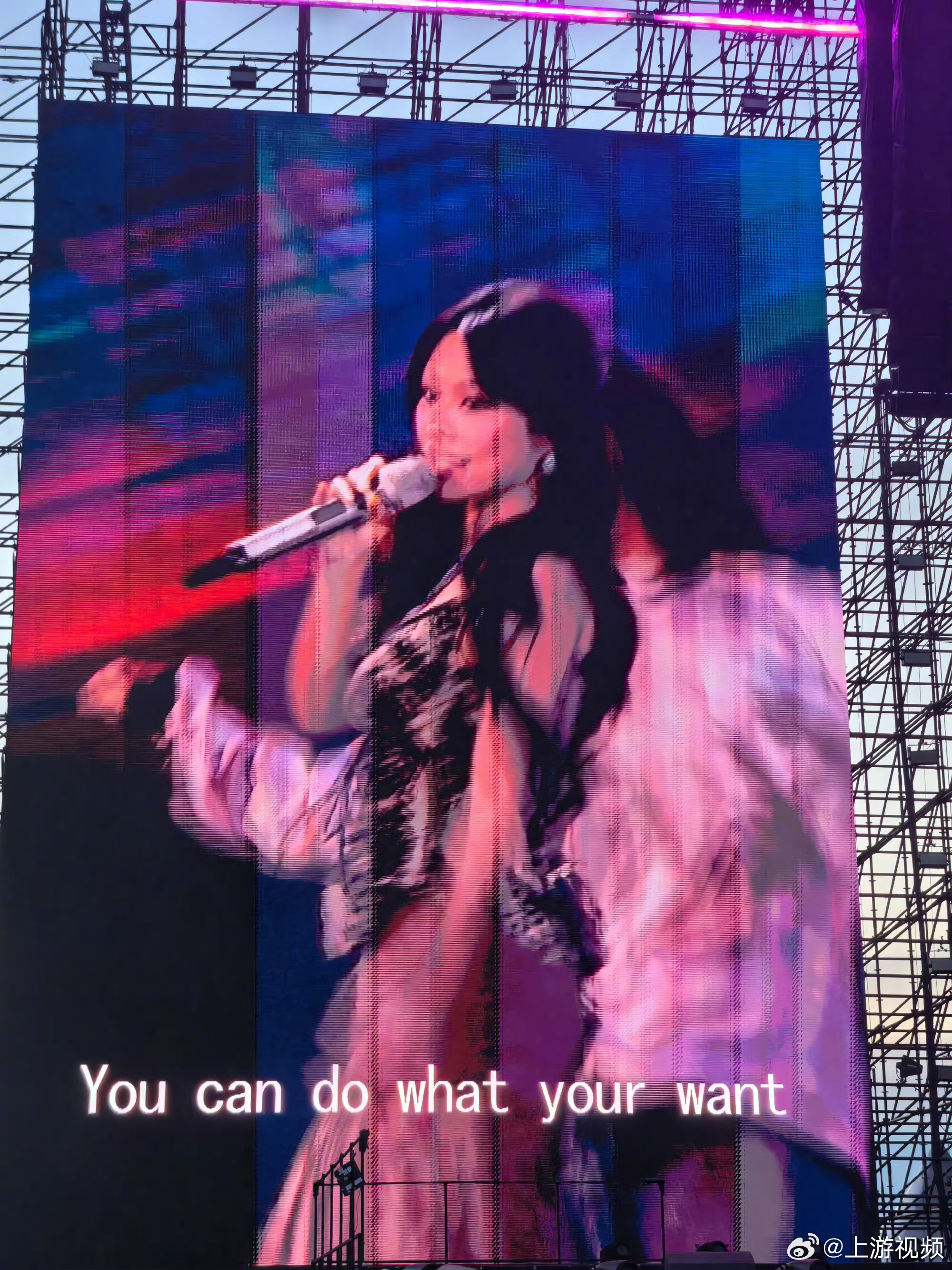 【#万妮达歌手淘汰后现身演唱会#】#万妮达再唱歌手2026开场曲#7月11日晚，