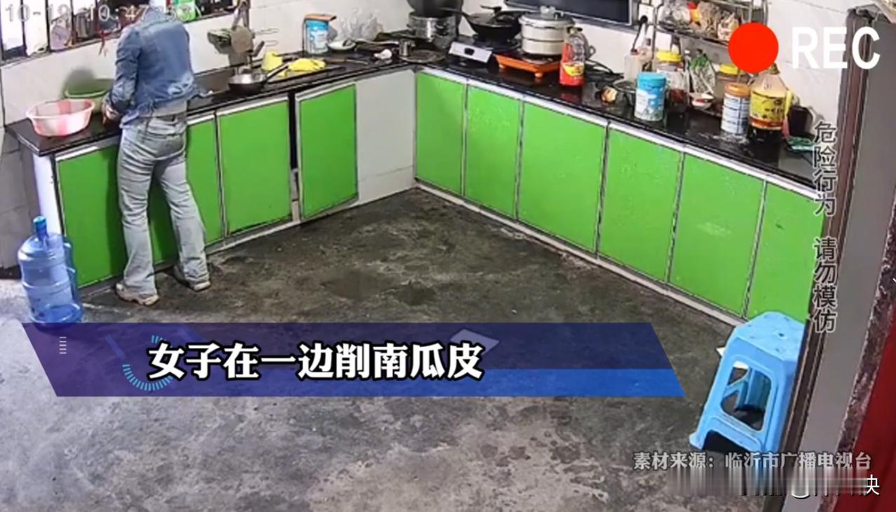 贵州，一女子正在厨房做饭，由于她的疏忽没有检查好锅盖，正当她切南瓜的时候，旁边放