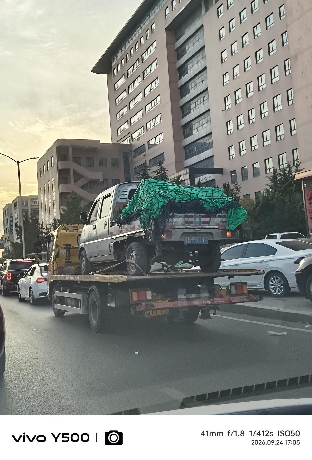 下班路上，遇到一个平板车上面拉了一个小货车，车没坏，估计是司机酒驾，好过节了，大