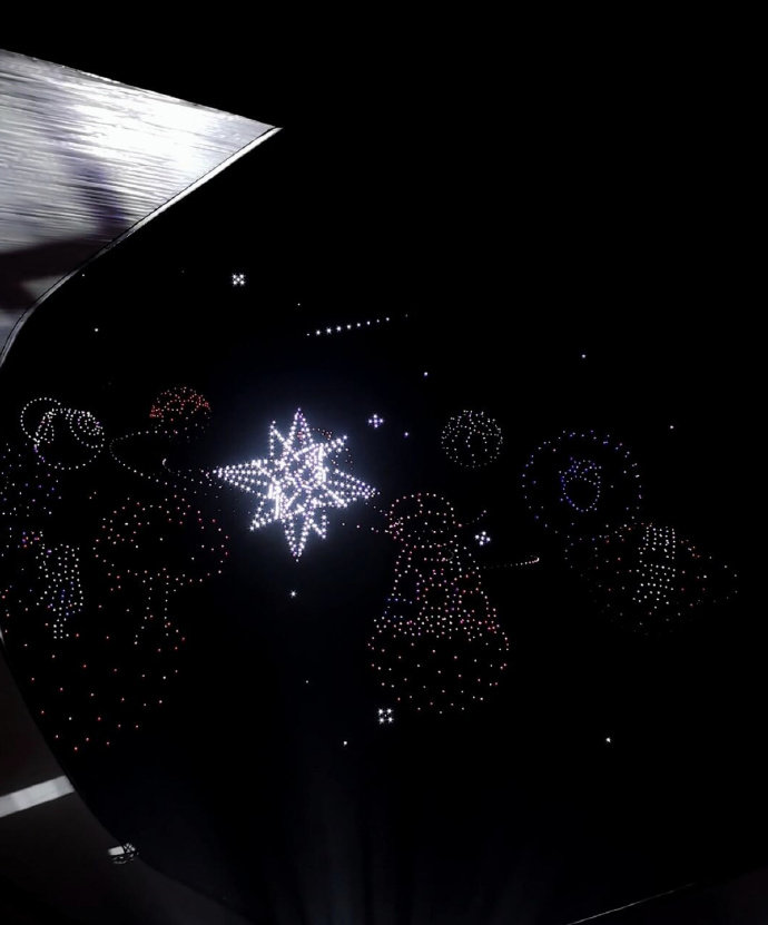 内娱399给我看这样的舞美周深广州演唱会，399元买到快乐与感动！麦距震撼耳膜，