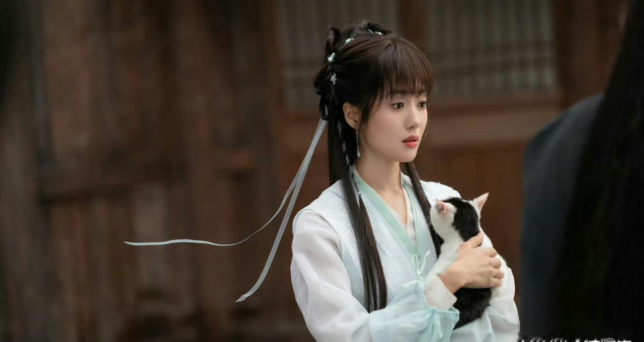 凌晨三点的健身房，只有她的呼吸声。
女演员为角色增肥，是敬业。
杀青后减回，是本