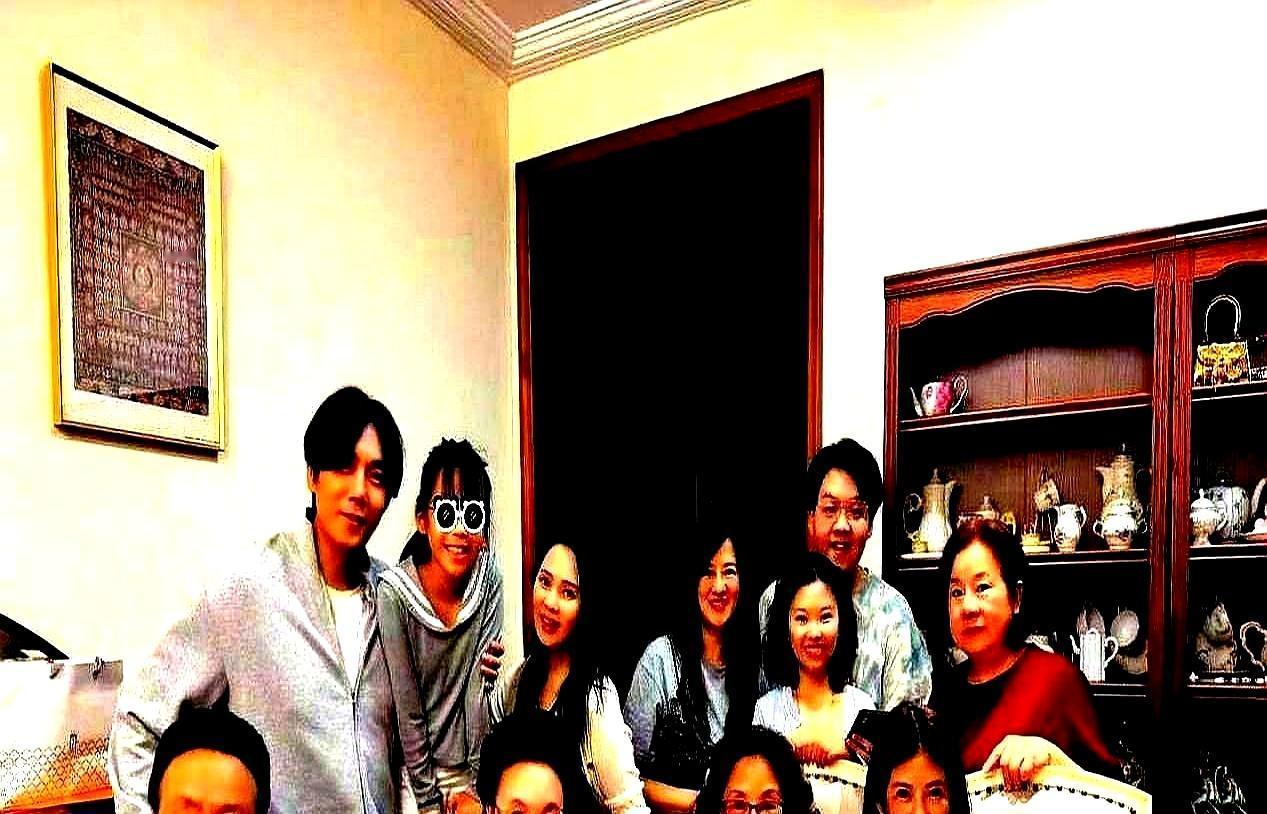 秦昊妈妈当众指着儿子鼻子放狠话：你要是敢有别人，我第一个不饶你。
 
寿宴上，老