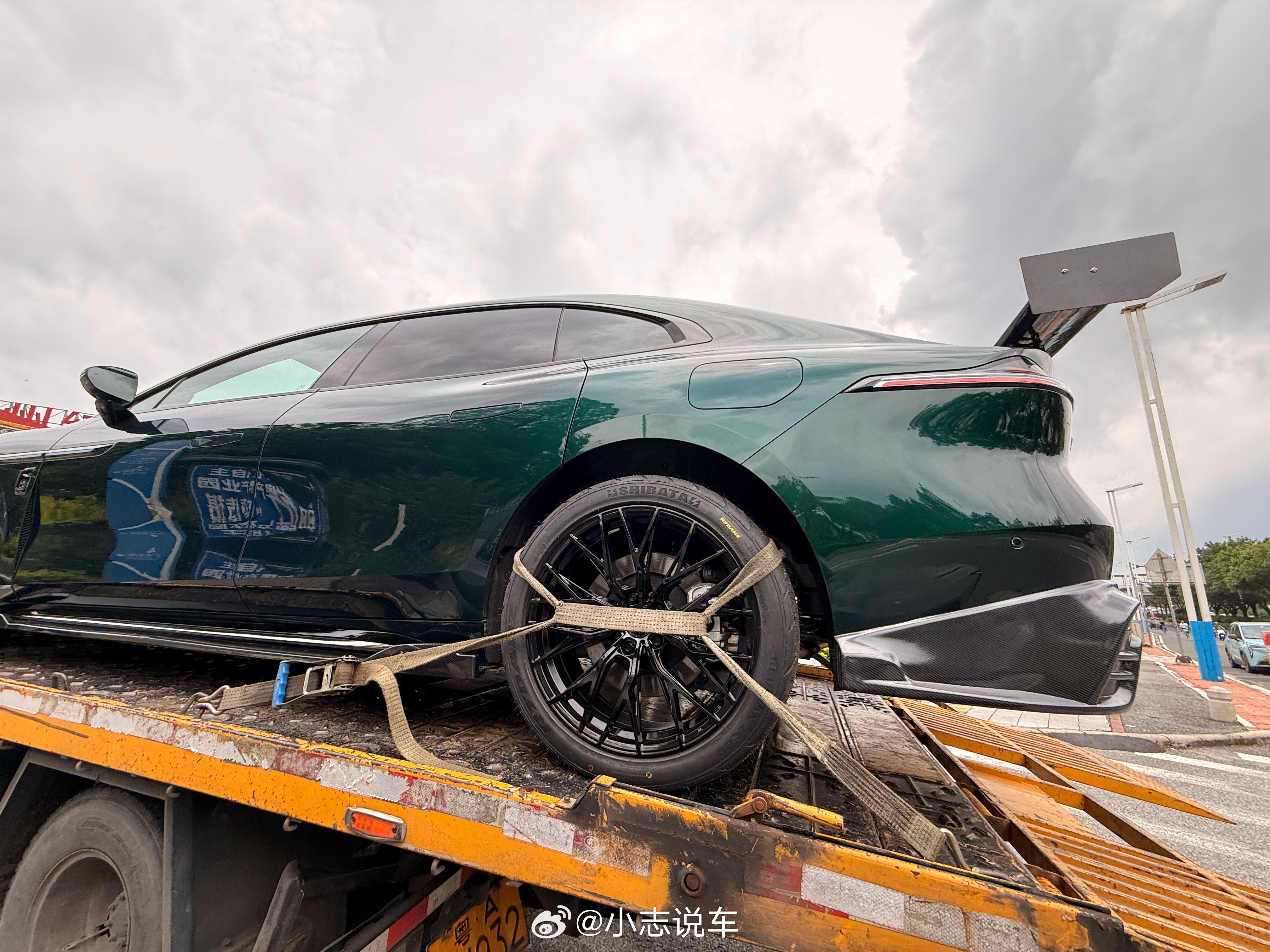 来4s店看车～遇到一辆“大尾翼”版昊铂A800，这轮毂，这包围，这尾翼～大家觉得