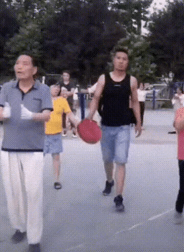 大哥放大招！直接将一盘鞭炮在大妈广场舞队伍中点燃，大妈广场舞特别难根治，家有高考