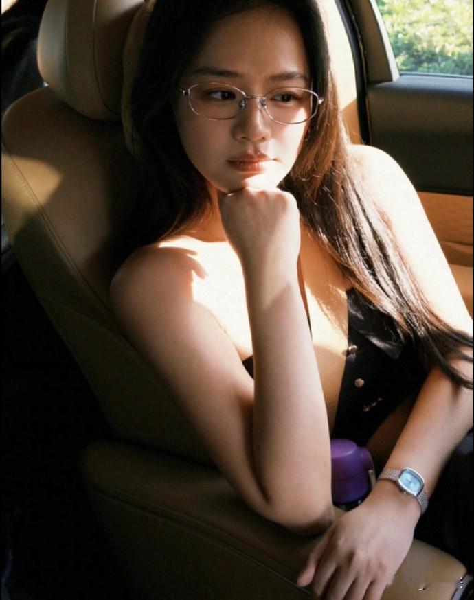 马思纯最近的状态真的是开智了，美出仙气儿！

随手一拍就是氛围感大片，对自己认同