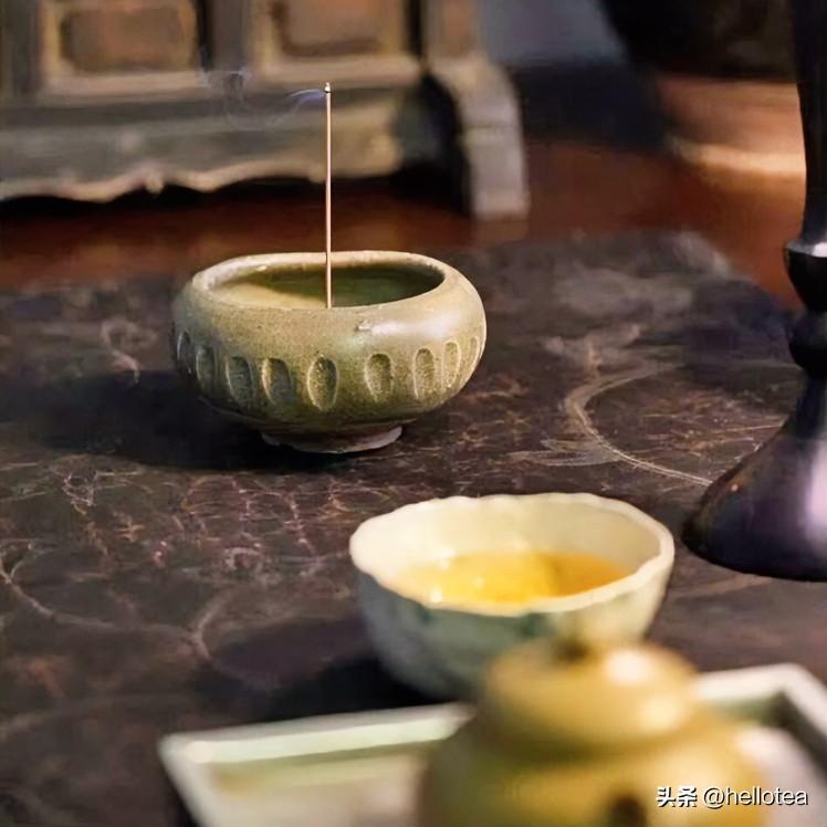 《茶时五古》
人生若茶浮，光阴注青瓯。
叶展意渐远，盏浅味长留。
厚积消浮躁，静