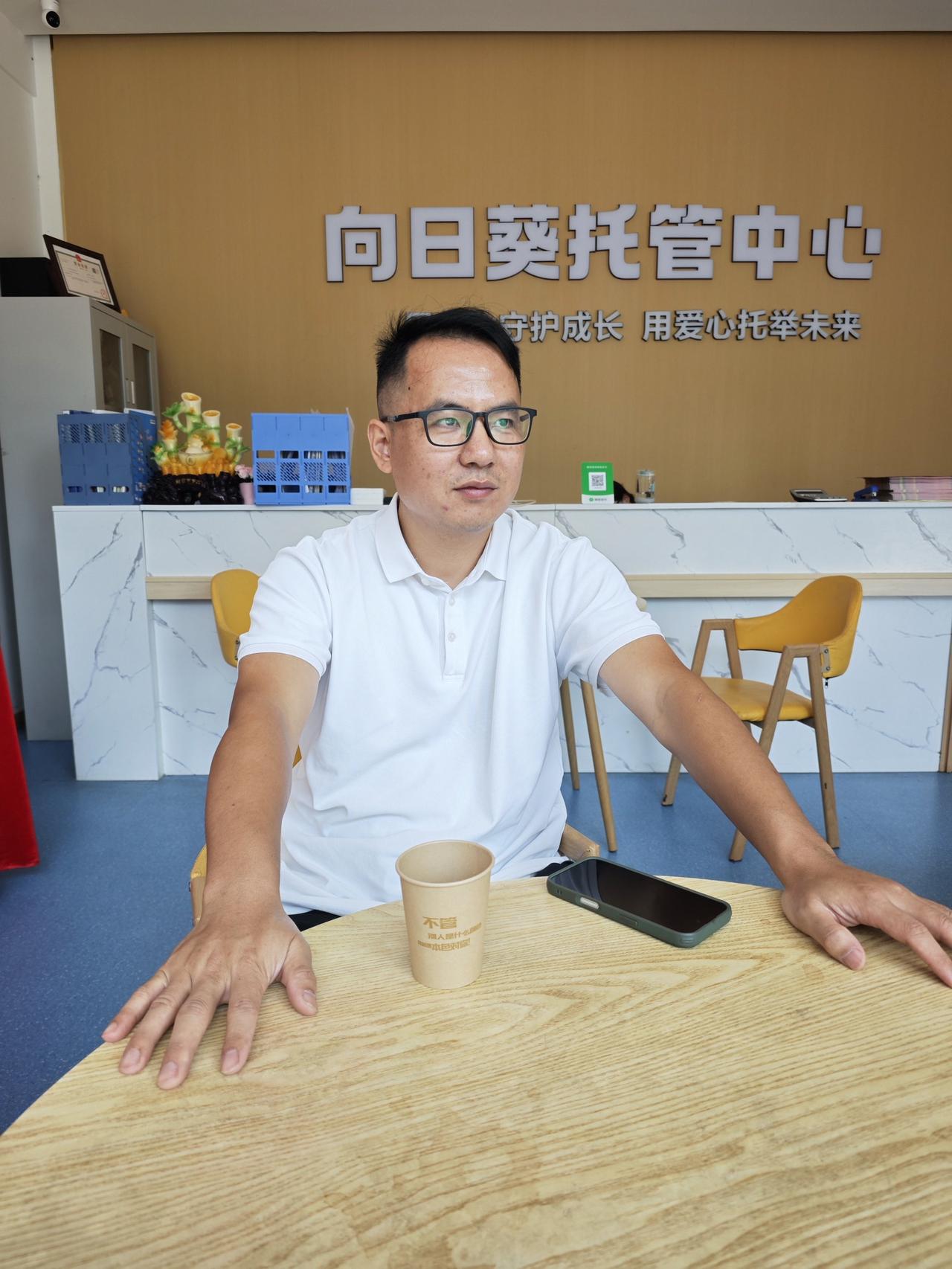 一双黑白相间的大手….被夏日晒黑🧴