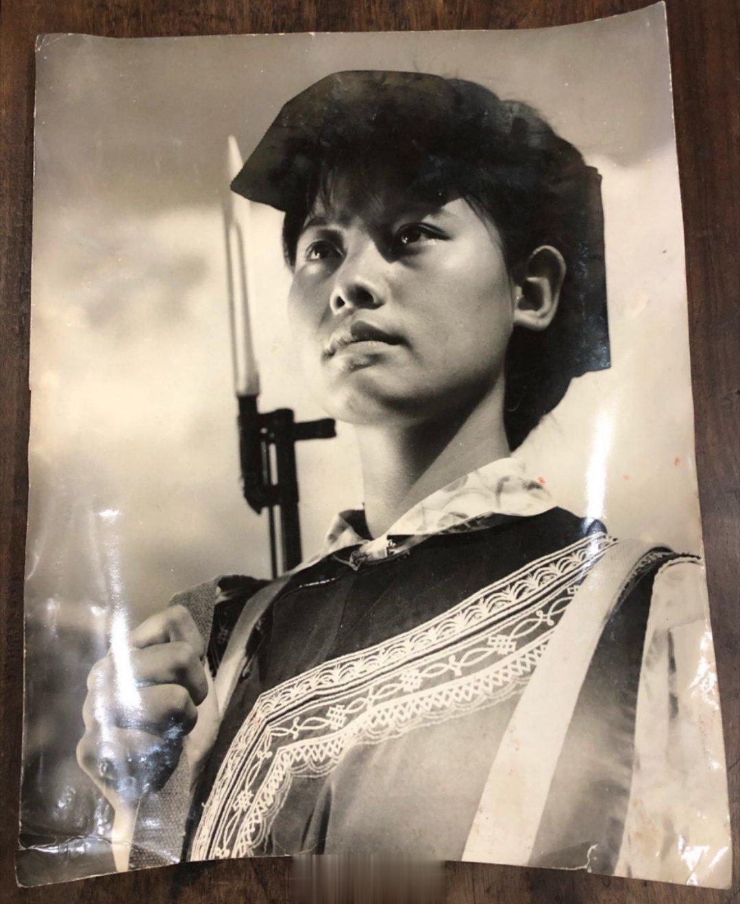 1967年，四川。大凉山彝族女民兵。[鲜花] ​​​