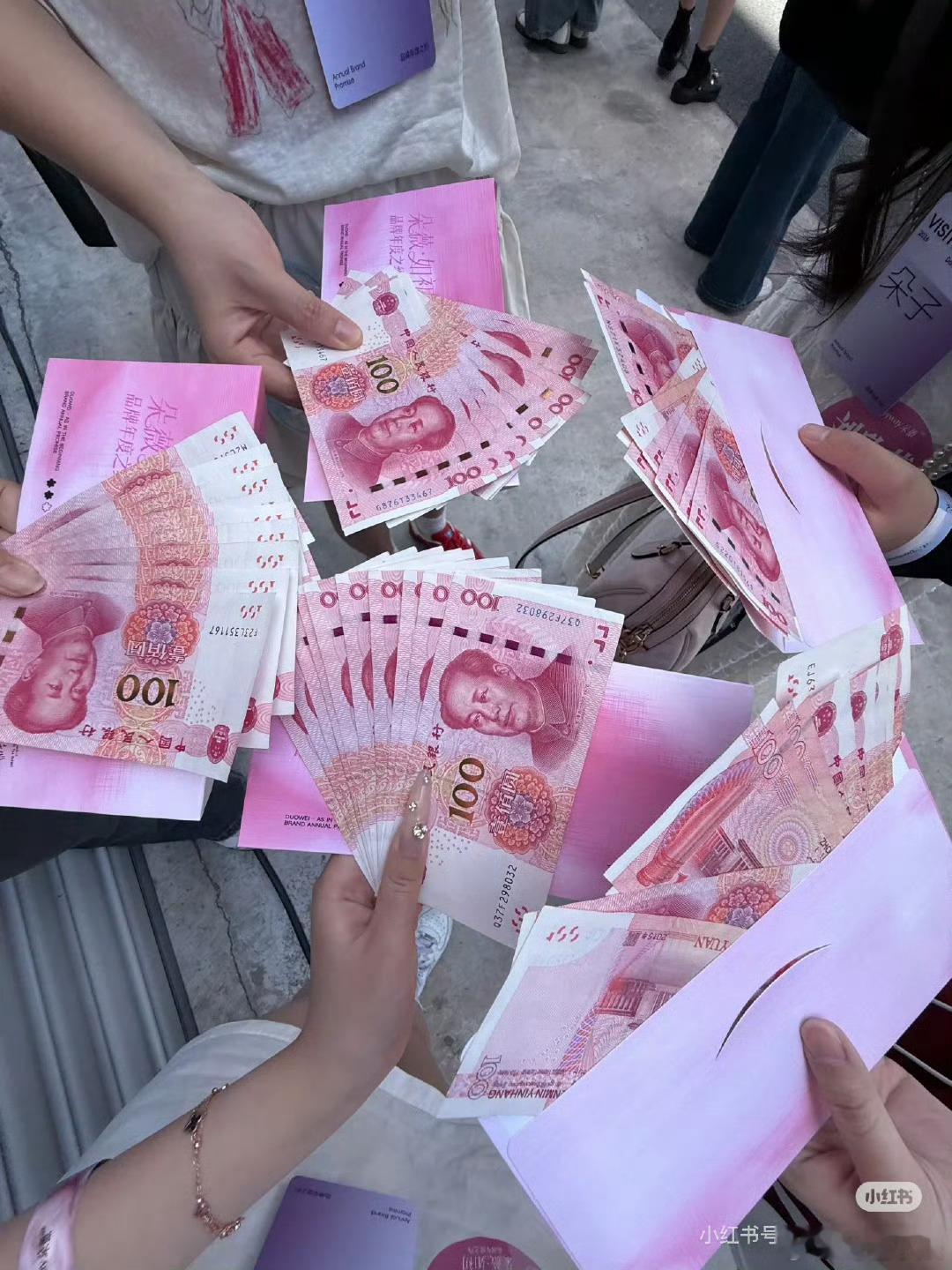 黄子韬我丢钱了黄子韬线下活动每人1000 家业 磨皮黄子韬真每人发一千啊！看他在