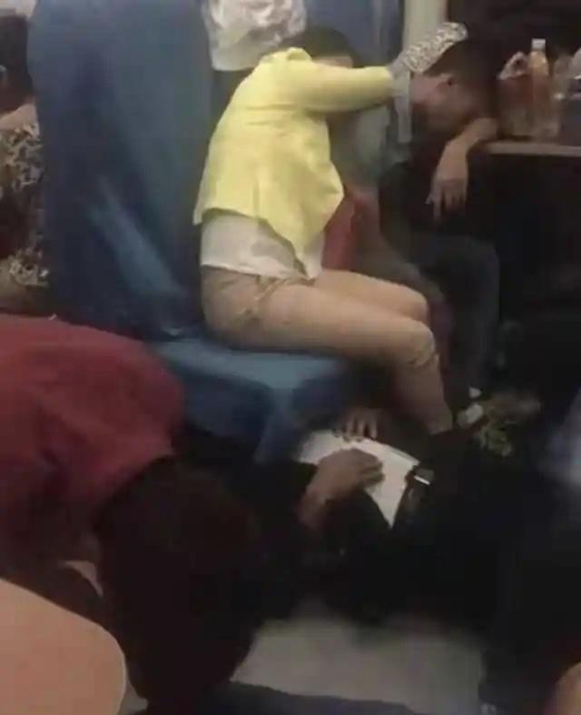 在火车上见过这场景吗？绿皮火车承载了几代人的记忆！