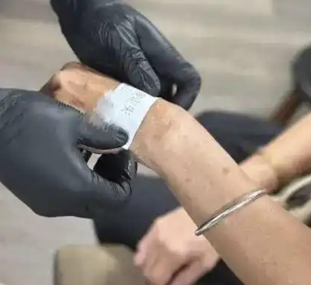 广东一文身店做活动，可以免费给65岁以上老人文身，本意是为了防止老人走丢，可为何