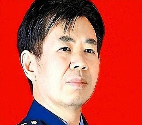 军事专家戴旭有个观点，很扎心。他说我们航母下水，五代机上天，导弹快到没影，家底越