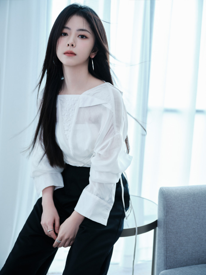 #谭松韵回归长发# 谭松韵回归长发造型！ 姐姐的长发造型真的有白月光那味了[aw