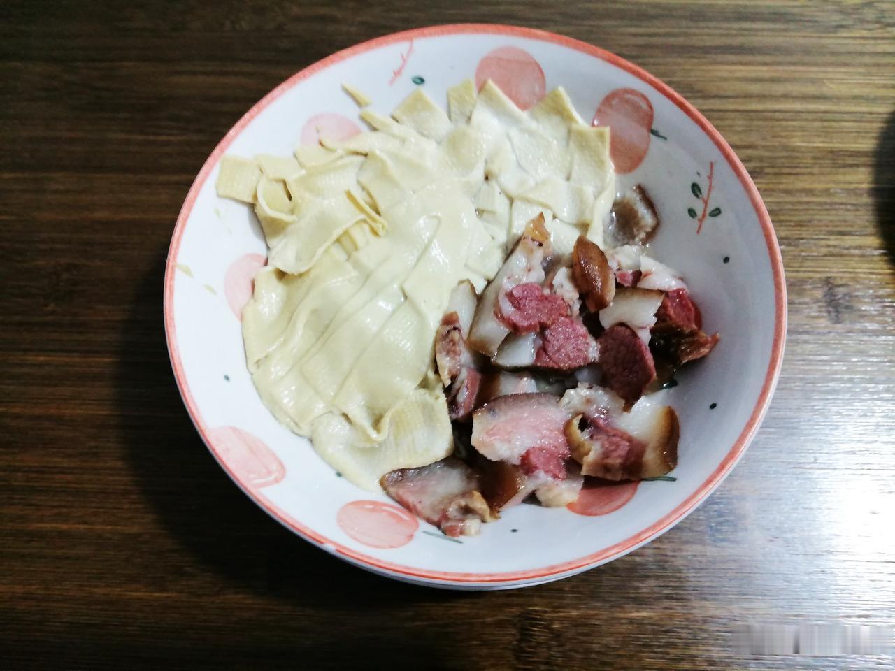 菜店的小老板一个举动，让我非常吃惊。

刚才我去菜店买干豆腐，是抱着大乖去的，目
