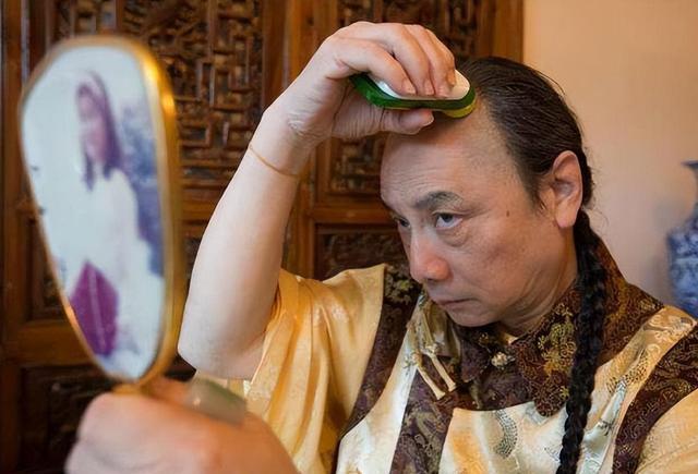 “把故宫还给我家！”2005年，多尔衮10世孙大闹火车站，非要凭借自己的贵族身份
