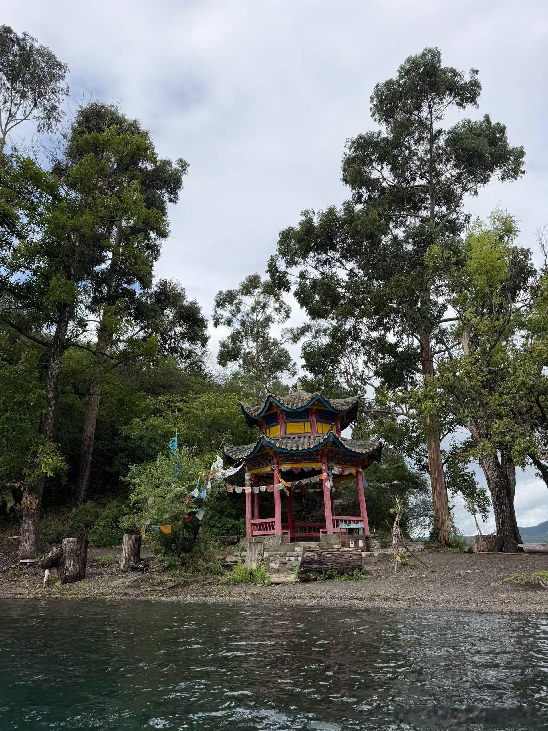 湖与田皆是泸沽湖的浪漫一半泛舟观湖，一半俯身田园解锁完整原生在地体验达祖码头泛舟
