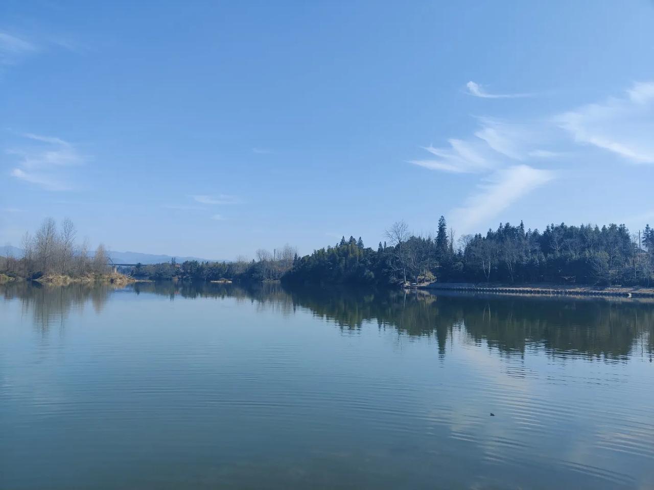 #一句话形容秋日的生活#
《秋日生活》
 
秋日，阳光醇厚如酒，
洒在大地，温暖