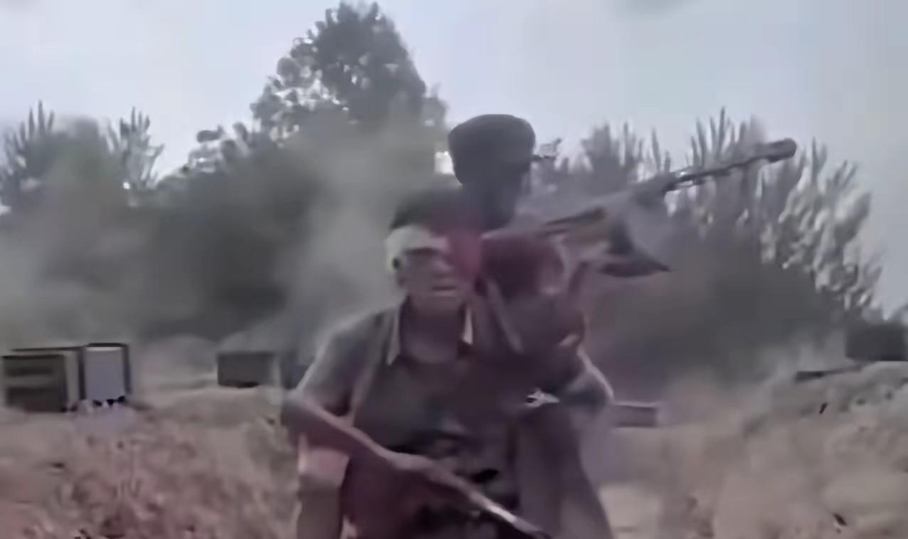 在1952年11月的朝鲜战场上，中国志愿军王合良和副班长薛志高遇到了生死关头。王