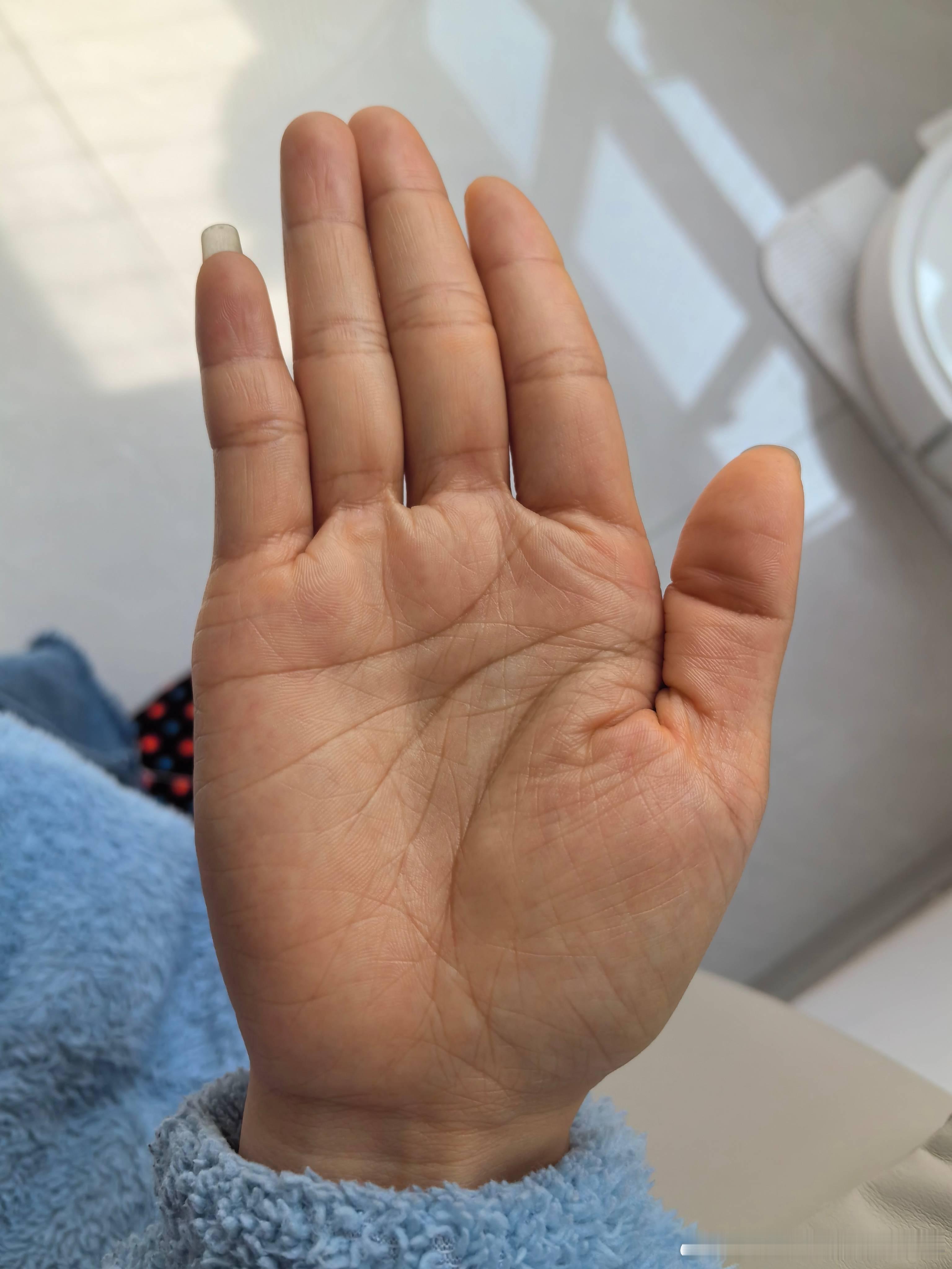 图一跟图二的事业线（红色的）完全不一样，没到中指处的直线就不是事业线。图一有元宝
