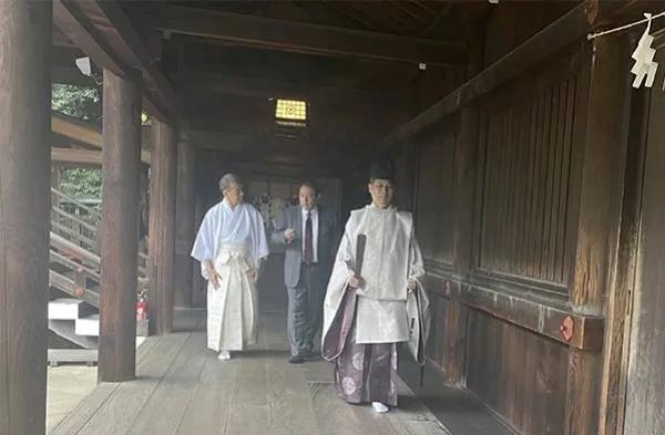 我来评论一下乌驻日大使科森斯基参拜靖国神社这个事儿。其实我个人感觉这并不奇怪，因