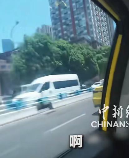 外地游客搭乘重庆出租车，万万没想到，自己意外卷入一场路面疯狂对峙。

道路上车流