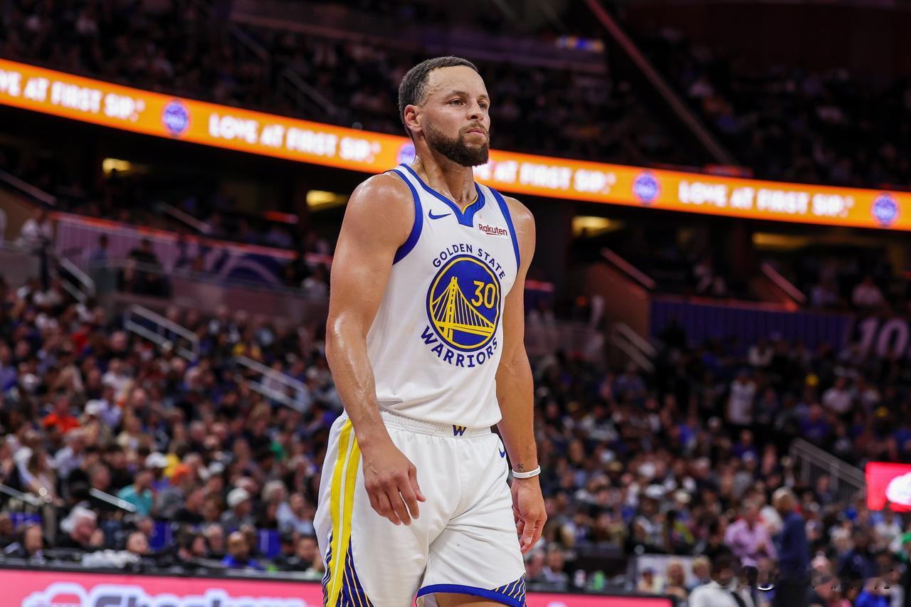 到底伤的是哪条腿？
在火箭和勇士的比赛中并没有看到库里受伤下场，但是在勇士刚刚输