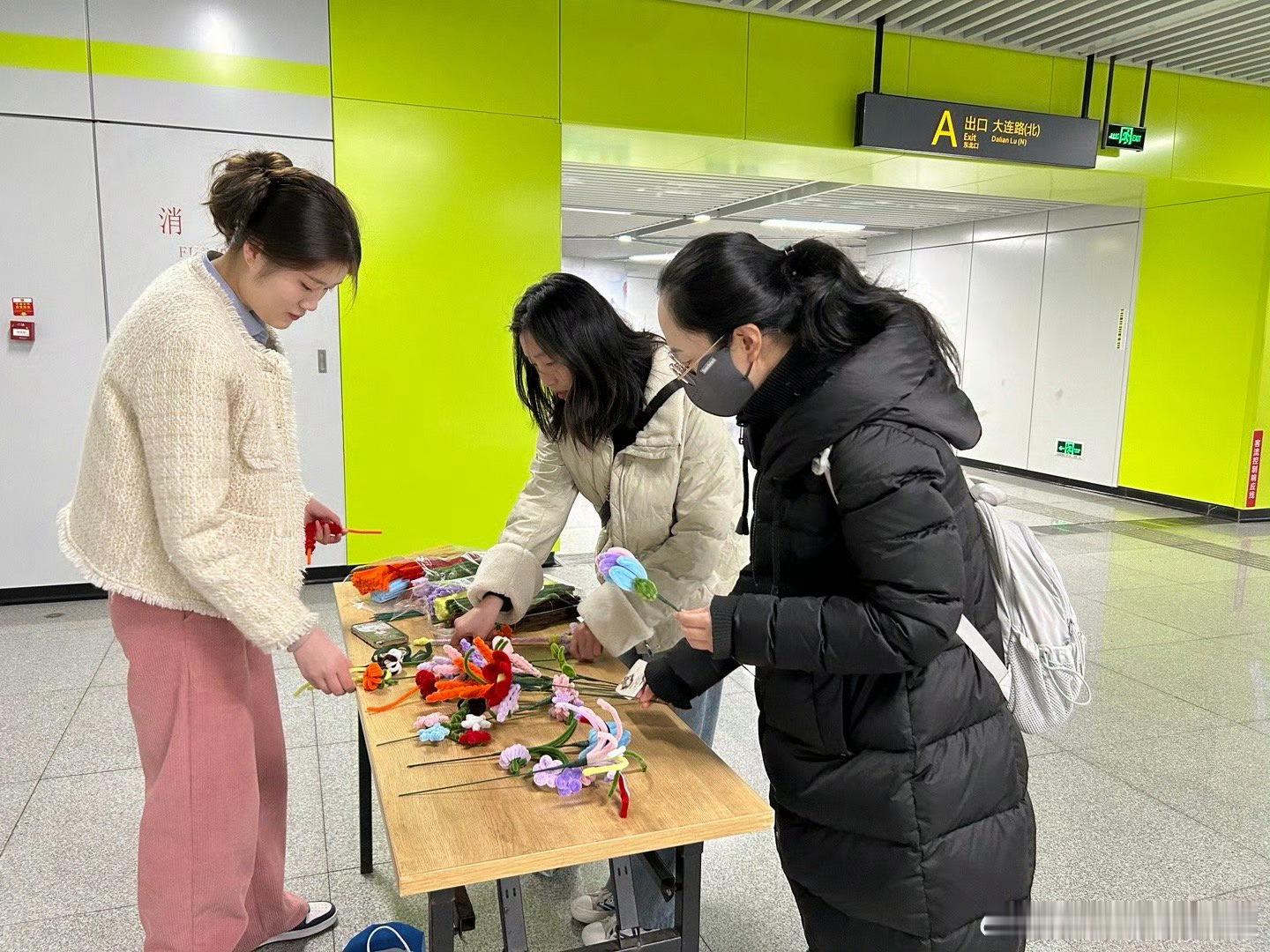 近日，合肥地铁大连路站把花房搬进站厅啦 通勤路上不再只有匆忙，还有指尖绽放的浪漫