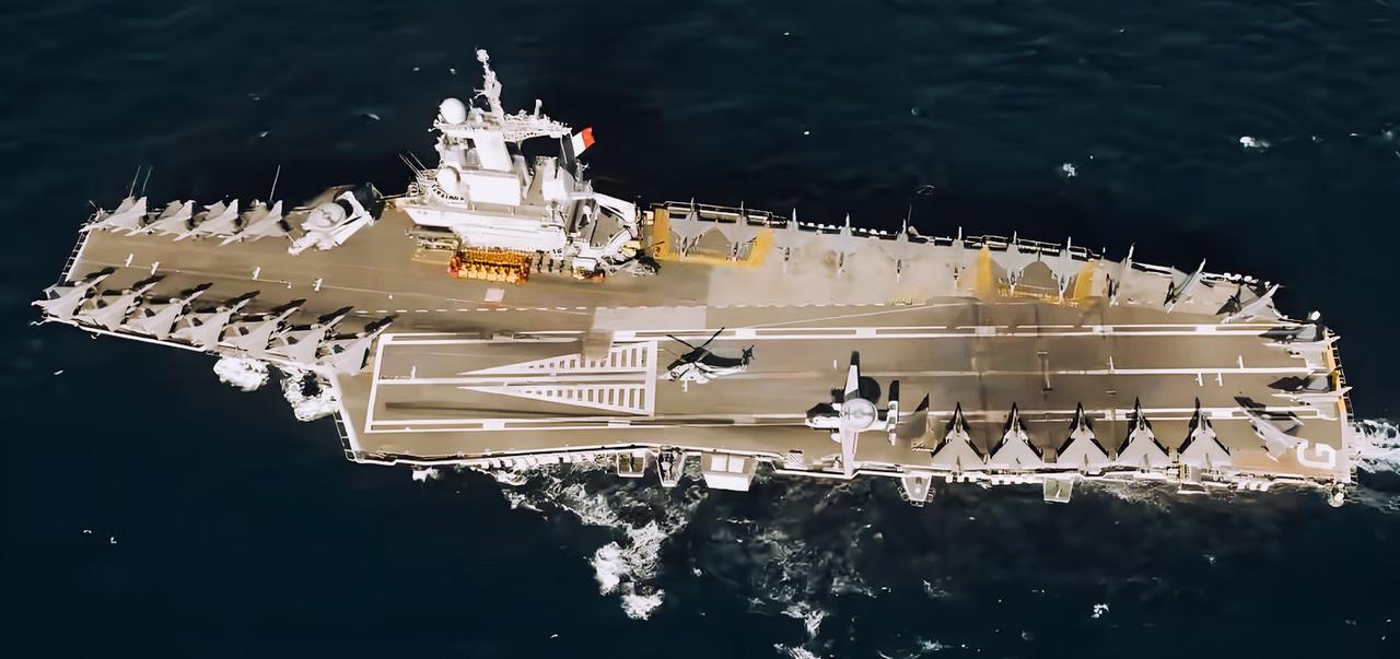 法国总统马克龙宣布再建一艘航空母舰！航母可改变不了乌克兰局势，无人机、导弹和火炮