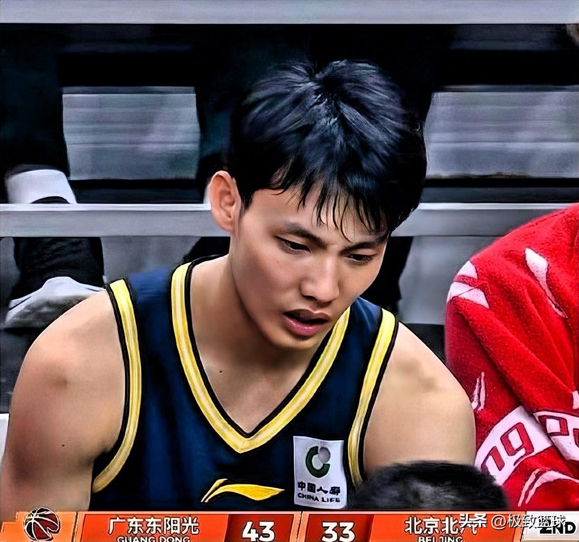 在今晚CBA京粤大战的上半场较量中，广东东阳光后卫徐杰打出了冰火两重天的表现。进