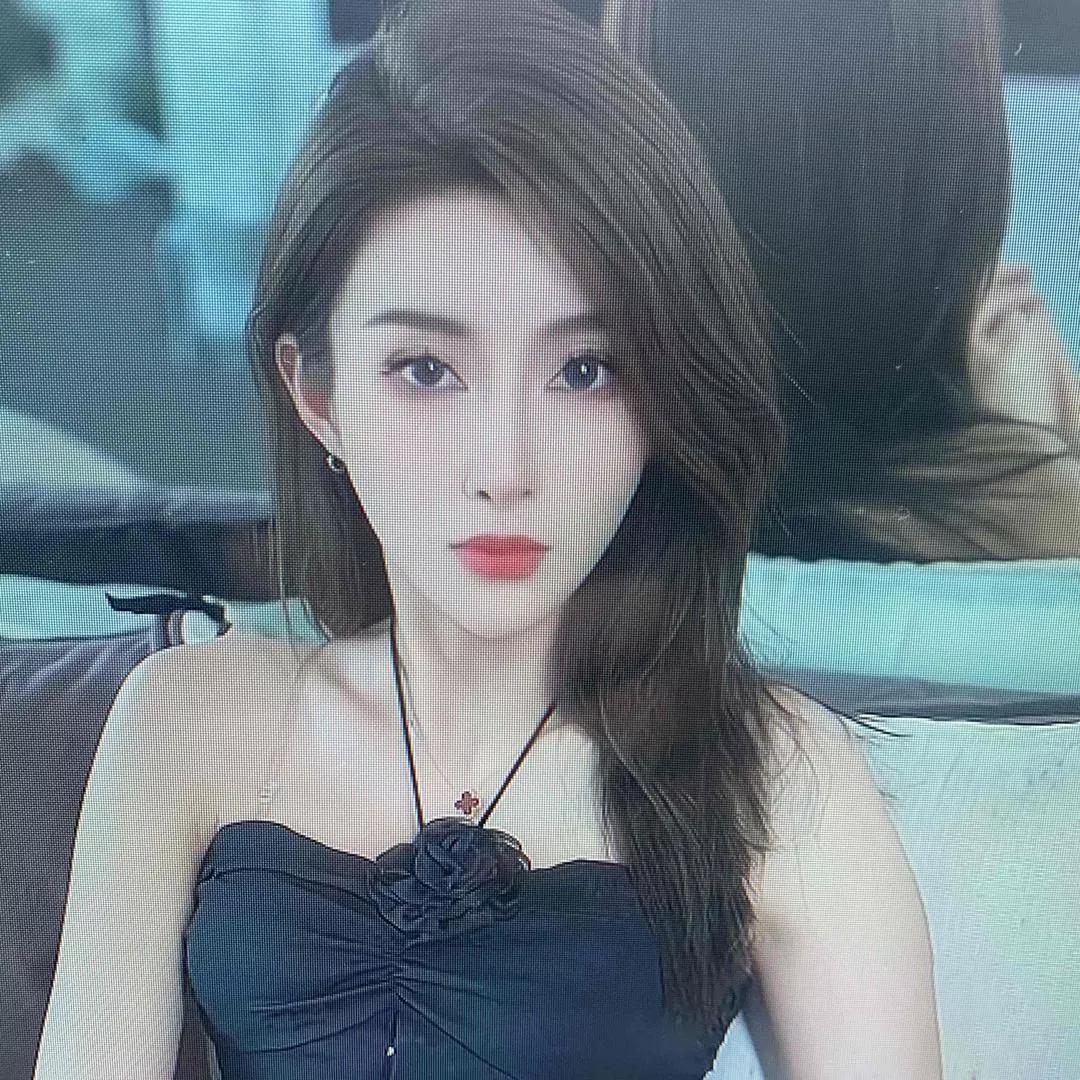沉静的夜色中，她如一抹静谧的月光，散发着迷人的光彩。少女的现代感。 她自在发光 