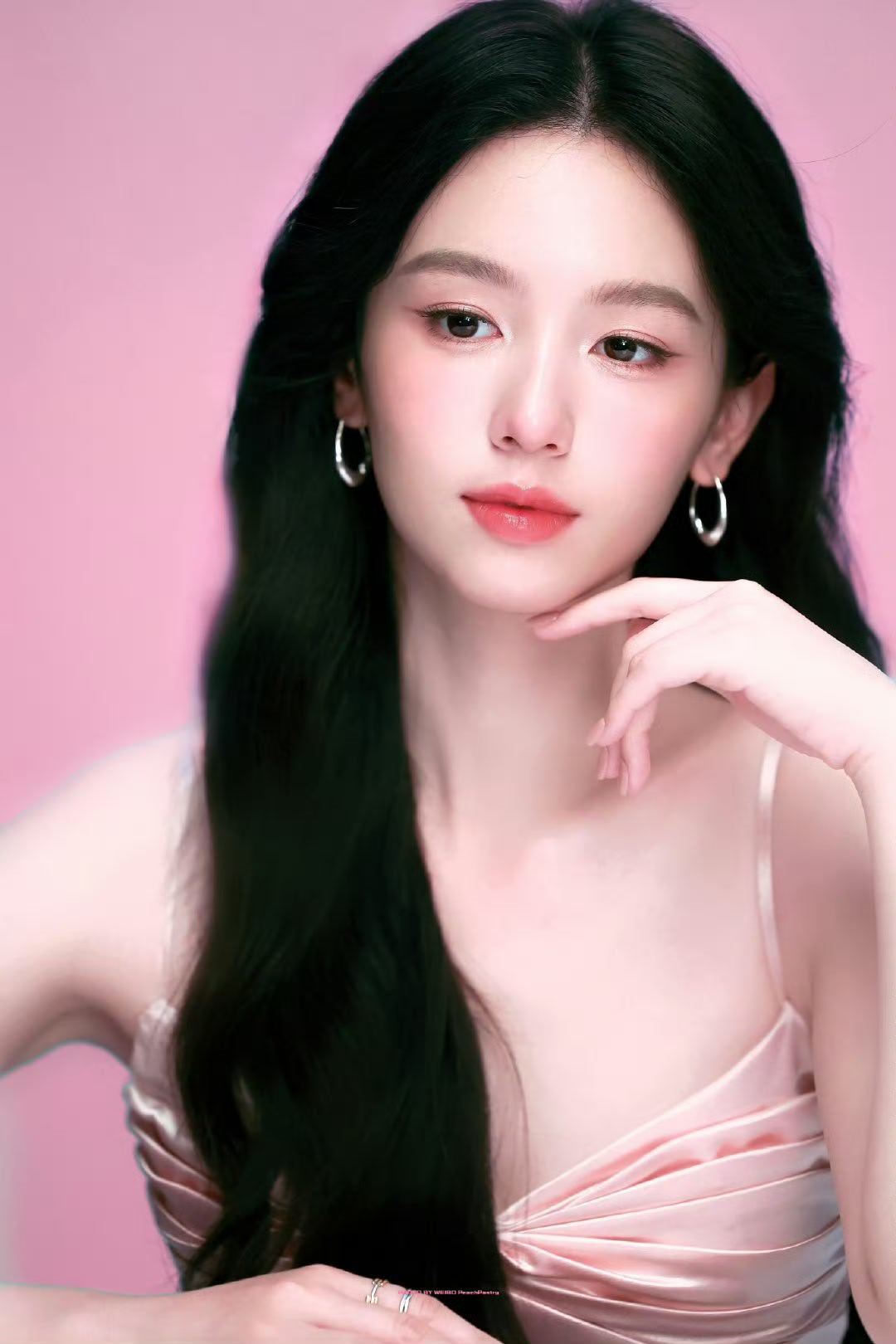 周也发光野玫瑰 恣意生长的野玫瑰自带高光，每一缕发丝都泛着温润光泽，温柔又有独一