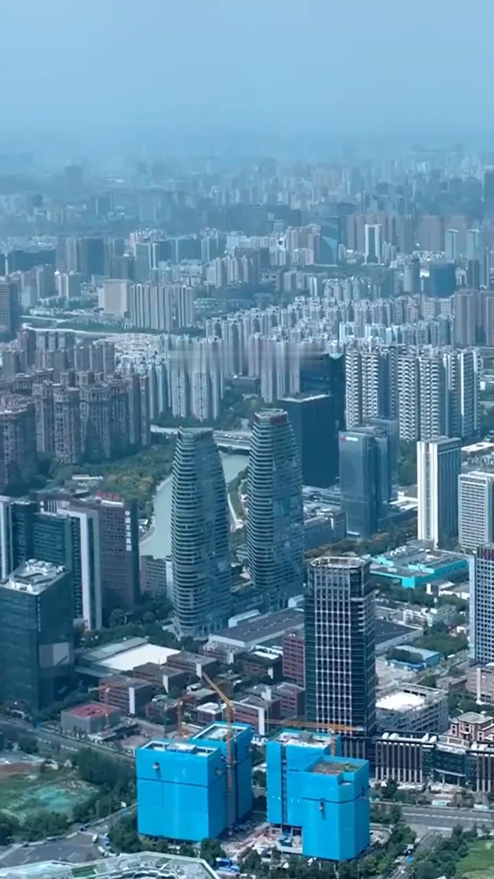 成都到底有多大？也就一万四千三百三十五平方公里，相当于两个上海、七个深圳、十几个