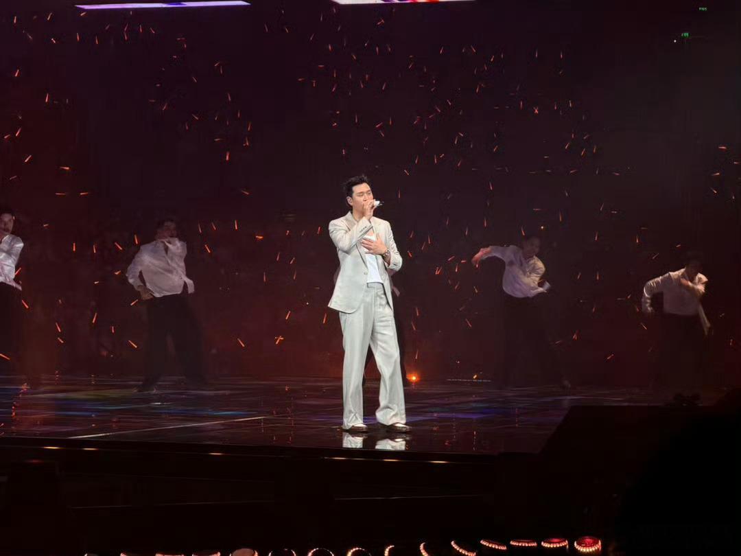 周兴哲一嗓子给我唱回歌手了周兴哲重庆演唱会周兴哲这一版《颜色》一开口，直接把我从