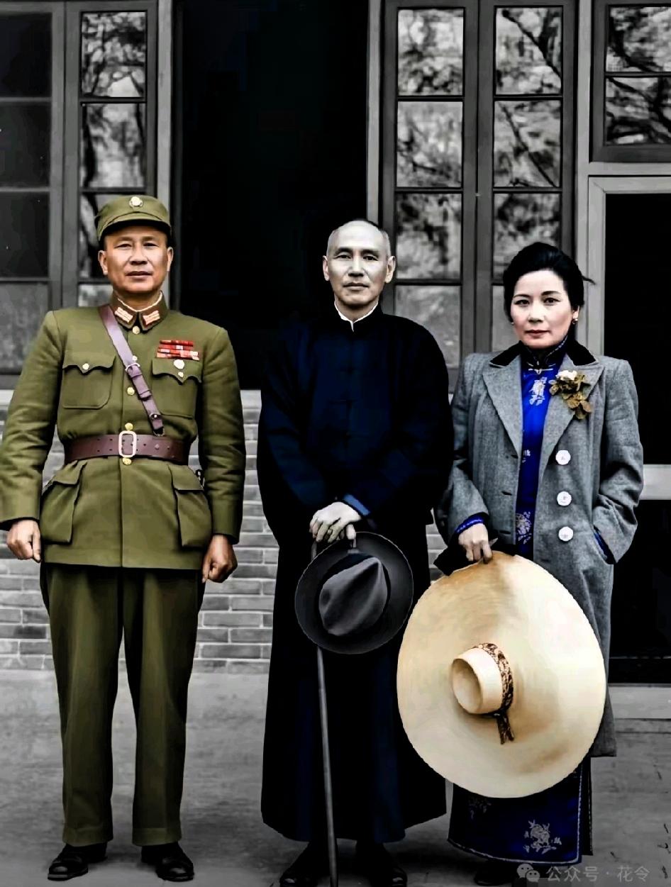 这是1945年4月白崇禧陪同蒋介石、宋美龄在临潼的合影，抗战临近胜利，雅尔塔会议