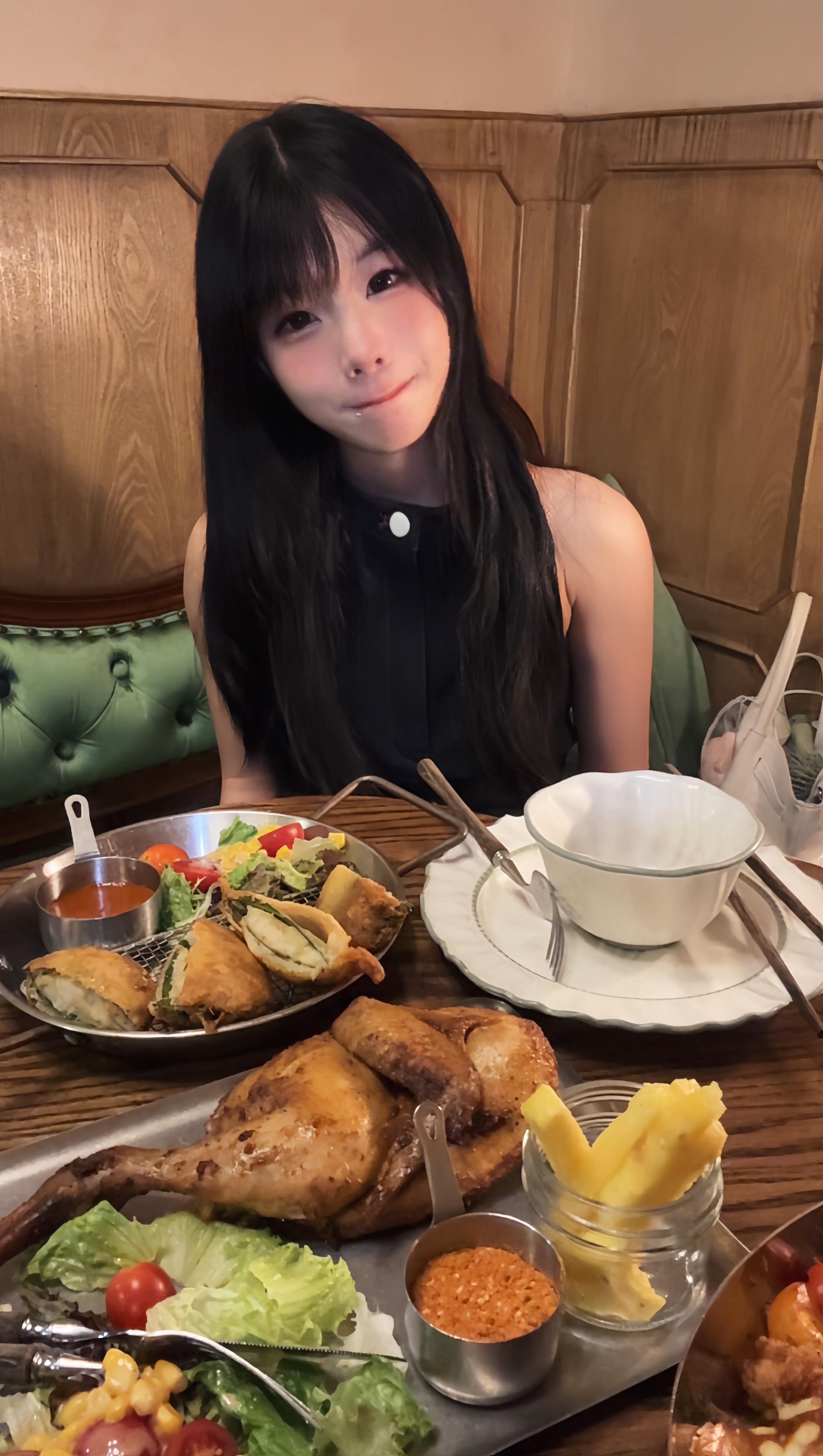 她这样看着我我还怎么吃饭啊啊啊啊啊