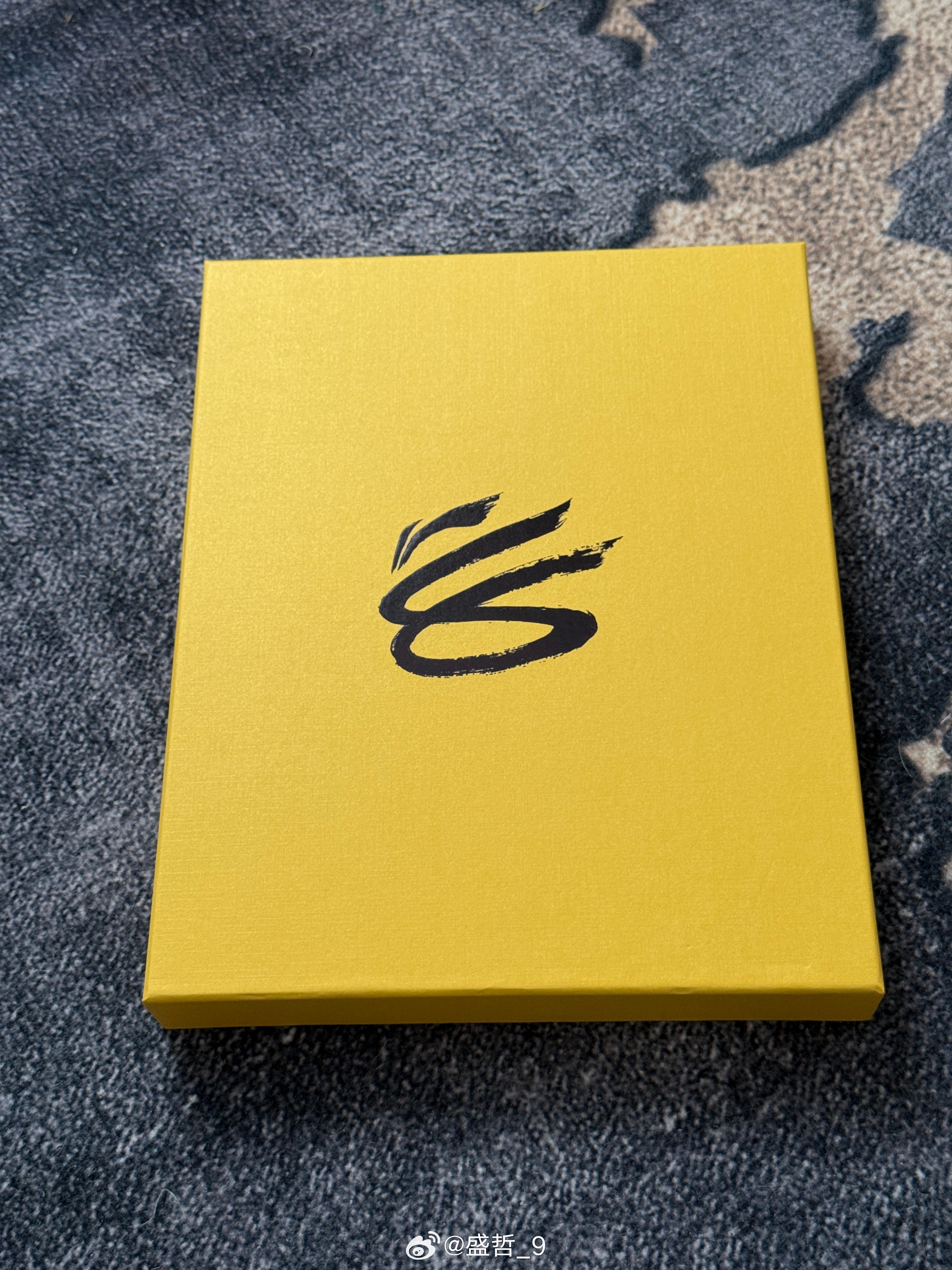 刚出差回来 开个箱 视频晚点发 