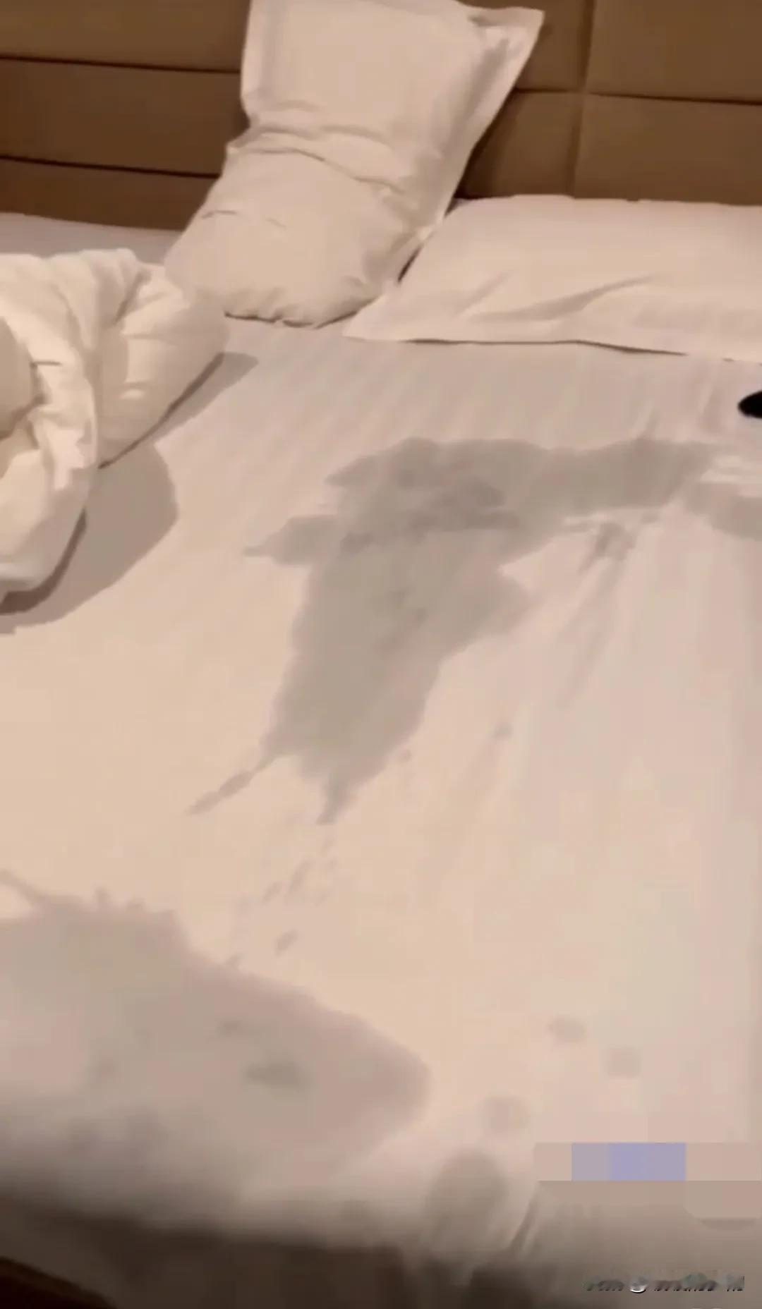 这床单还能用吗？
房子让你俩给造这样
不能控制下吗？
喝多少水啊，撒了一床
都不