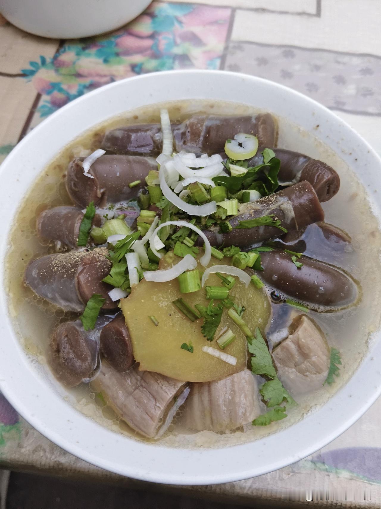 不上班也是五点醒，昨天累了，十点就睡了。
今天是春假的第一天，不负假期，不负春光