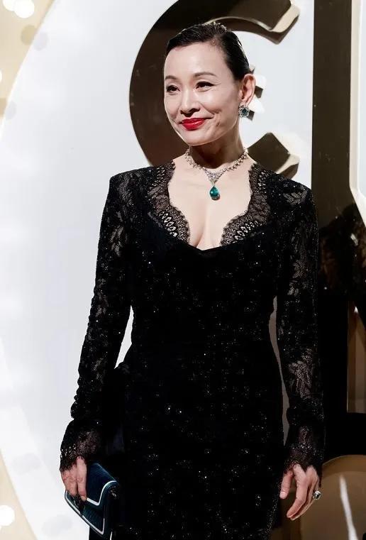 陈冲真的把岁月活成了底气✨
年过半百依旧保持着绝佳状态，一袭黑色蕾丝紧身裙，勾勒