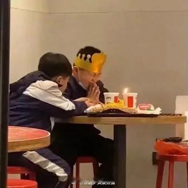 肯德基遇到的一幕，被感动到了，希望他们友谊长存 