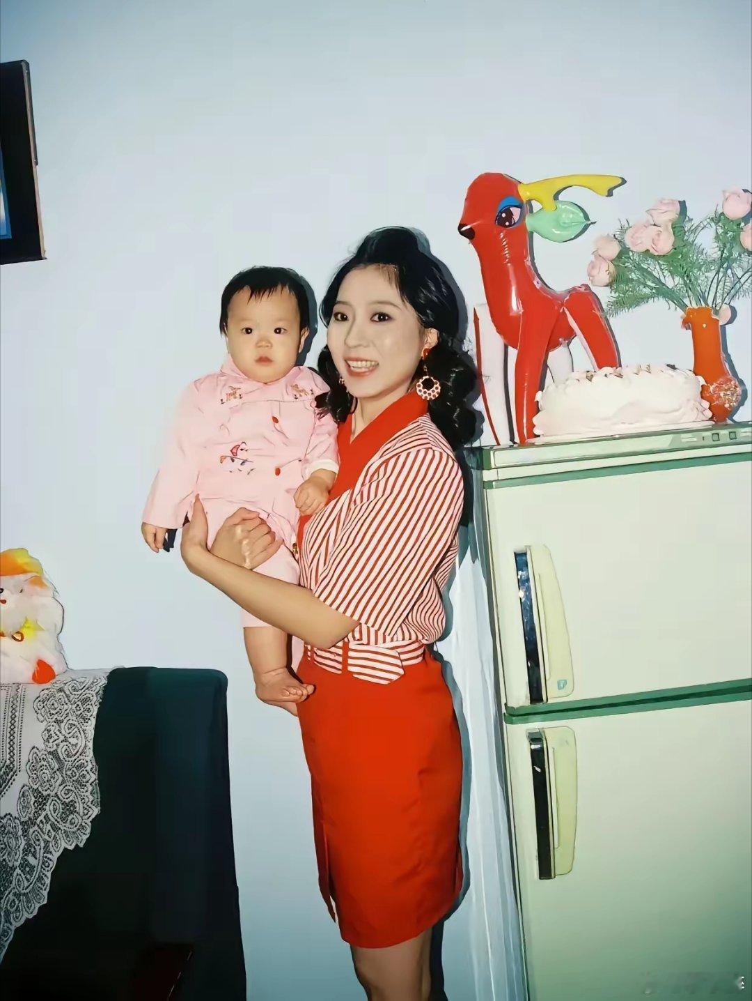这张照片拍摄于1986年，成都市的川棉一厂家属楼里，财务处女会计抱着孩子的合影。