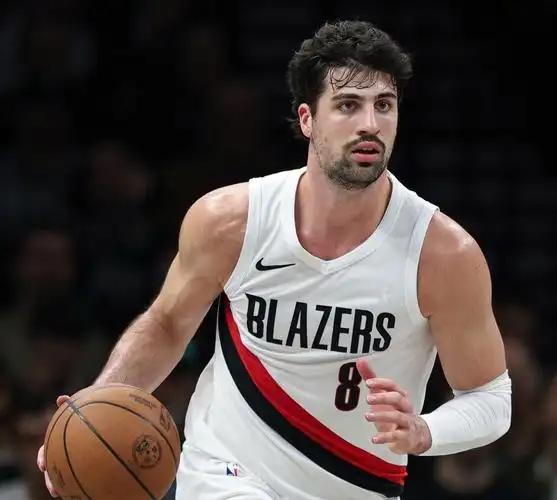 新赛季开拓者的后场，怕是比早高峰的地铁还要挤！利拉德、霍勒迪、亨德森，现在又塞进