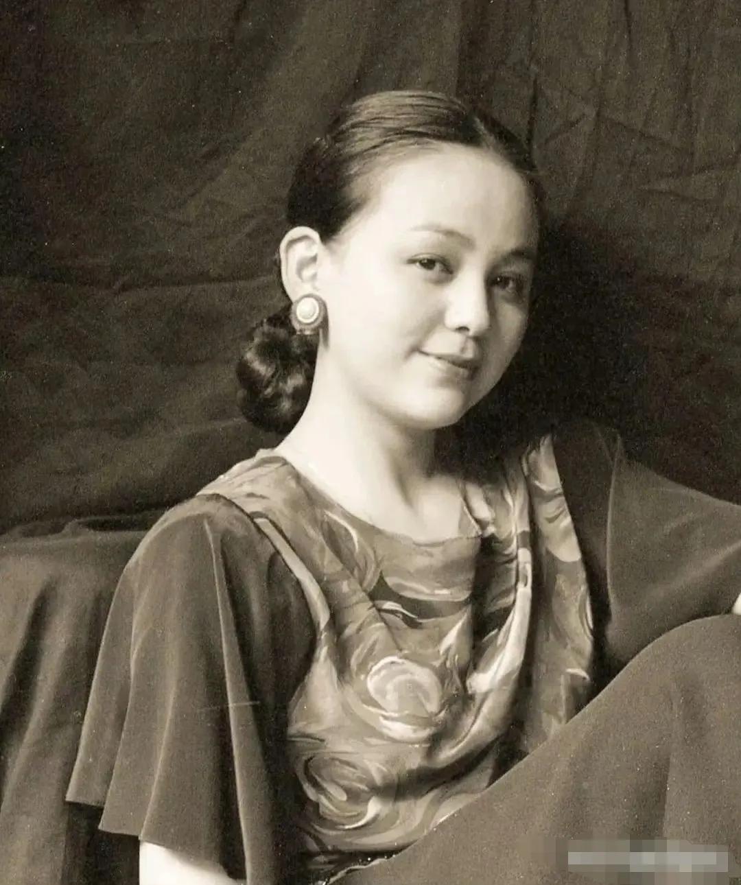 雪姨的青春岁月如同梦幻，清新又动人。年轻时候的雪姨有点婴儿肥，俏皮可爱。
现在的