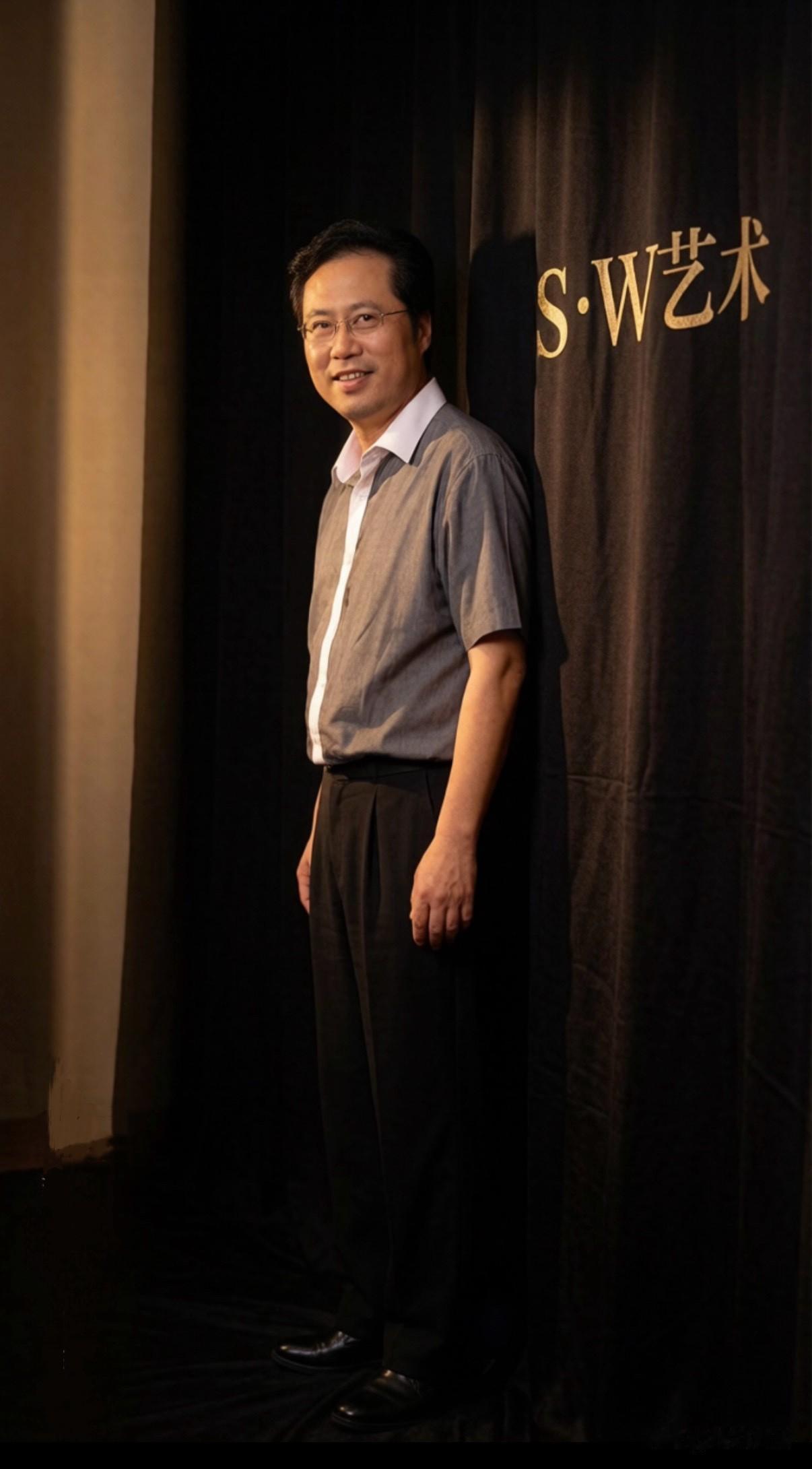 幕后方见真艺术

    提起艺术，多数人总先看见聚光灯、优雅琴声与惬意氛围感，