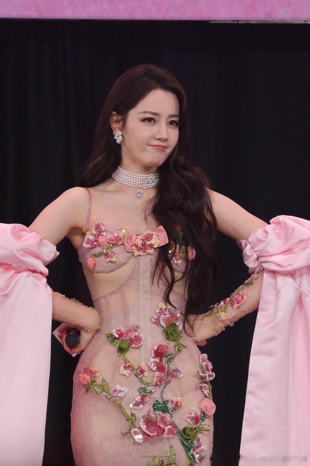 巴黎偶遇迪丽热巴拿着玩偶出街 明天就能看美神闪耀巴黎了 