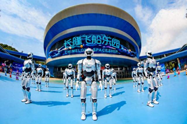300台机器人"入职"长隆乐园：不是表演，是真上班了