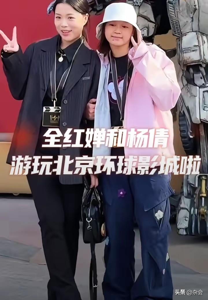 3月30日的环球影城是被奥运冠军包场了吗？ 全红婵粉冲锋衣配渔夫帽，杨倩黑西装随