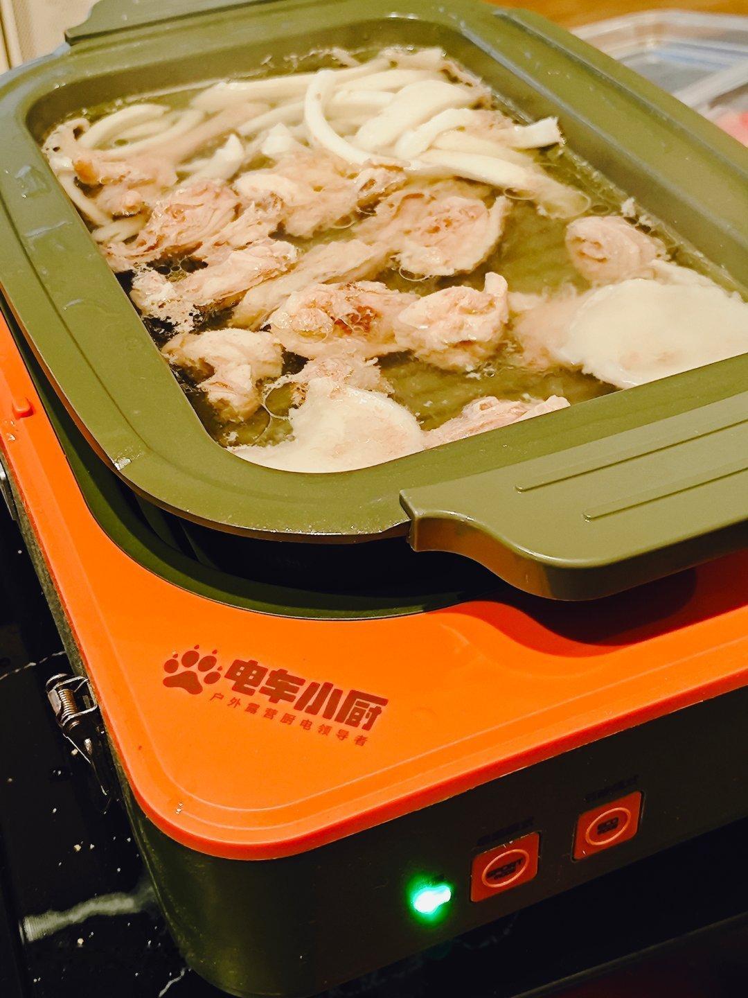 临时决定在家煮个椰子鸡，材料买回来才发现家里居然没有电火锅[允悲][允悲][允悲